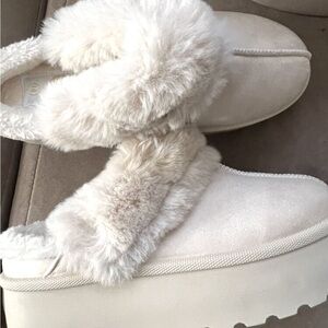 Fluffy faux fur slippers